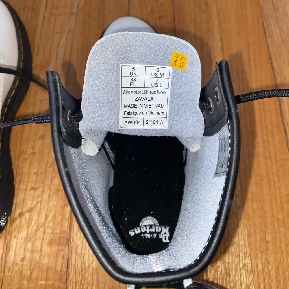 white Dr. Martins boots - Picture 4 of 5